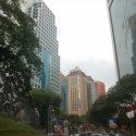 Straatbeeld met hoogbouw in Kuala Lumpur
