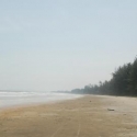 Het lege strand rechts